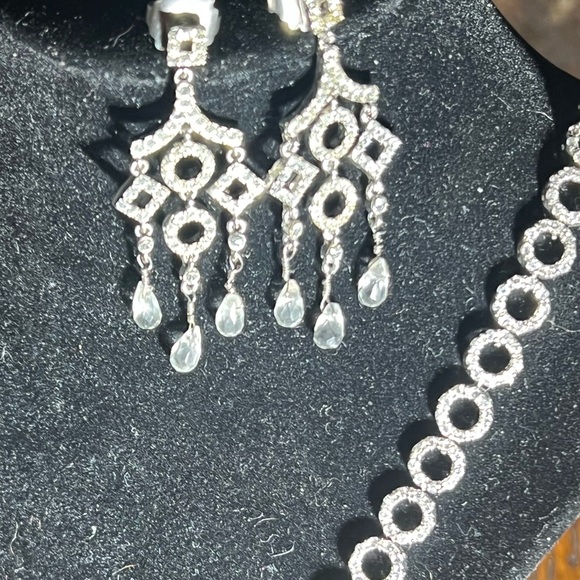 Costume rhinestone earrings and matching bracelet with lots of sparkle - Picture 1 of 7